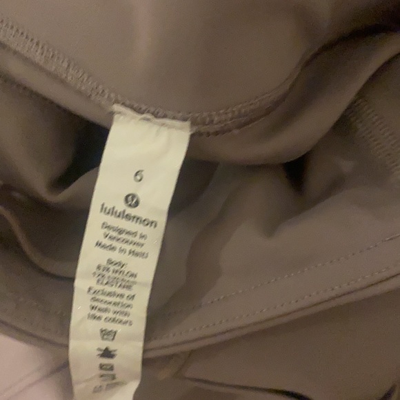 23 inch lululemon leggings! never worn ! size 6 and perfect condition - Picture 3 of 4